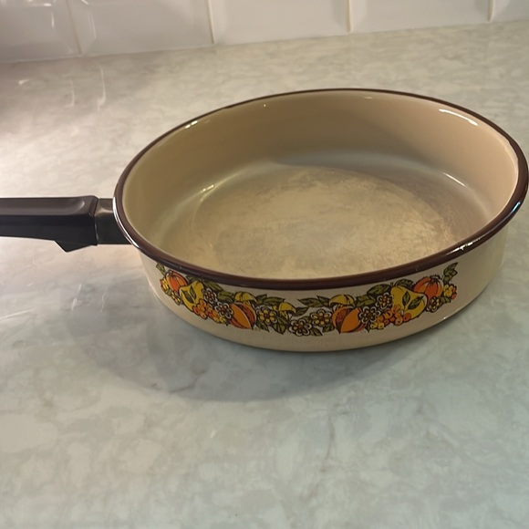 Vintage 10”inch enamel 1970’s skillet with Mushroom and fruit design. - Picture 7 of 8